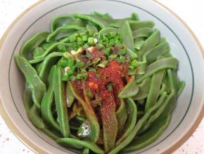 舀一勺烧热的菜籽油，泼在辣椒粉上面，香味窜出。