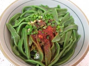 舀一勺烧热的菜籽油，泼在辣椒粉上面，香味窜出。