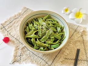 放盐、鸡精、醋和生抽搅拌均匀，撒上熟白芝麻。