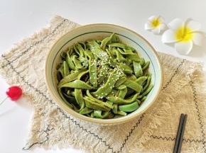 放盐、鸡精、醋和生抽搅拌均匀，撒上熟白芝麻。