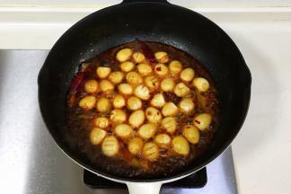 倒入啤酒，中小火慢煮约20分钟。