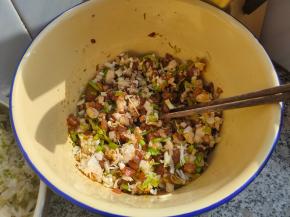 首先把猪肉切成小丁，倒入特级酱油、葱花、姜末腌渍至少半小时。