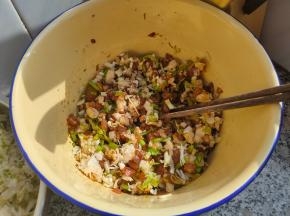 首先把猪肉切成小丁，倒入特级酱油、葱花、姜末腌渍至少半小时。