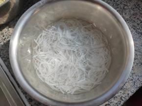 粉条用水泡软，这里用的是冷水，如果没有充足的时间可以用热水浸泡。