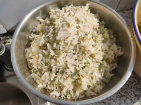 萝卜用刨丝器刨成细丝，焯水后沥干水分，切碎备用。