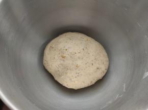 面团的材料直接扔进厨师机，和成一块面团，放到盆内，室温发酵至2倍大。