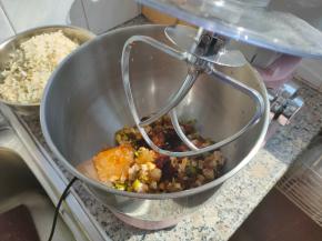 把腌渍好的猪肉丁倒入厨师机的面桶内，加入蚝油跟高汤，搅拌均匀。