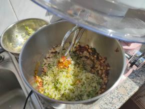 再把萝卜丝倒进去，继续拌匀。