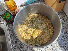 最后把海蛎子冲洗干净，沥水后放入桶内，简单拌匀即可。