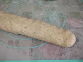 把面团转移到面板上，适当加少许面粉，揉成一块光滑的面团，然后搓成长条，分成小剂子，压扁，盖上保鲜膜，松弛5分钟。