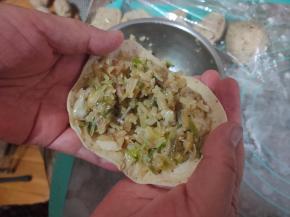 用擀面杖擀成圆形，轻轻几下，不要太薄，放上馅料，包成自己顺手的形状即可。