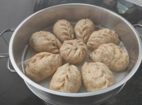 最后大火蒸，当出现大量水蒸气的时候，继续蒸15分钟就可以了，关火后，不要马上打开锅盖，3-5分钟再缓缓打开盖子，我们的包子就完成了。
