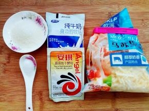 整理食材。桌面有限，面粉、鸡蛋、油放不下了，没有拍，大家脑补一下，哈哈。