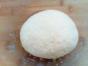 主料中除牛奶以外的食材放入碗中，慢慢加入温牛奶，揉成面团，放温暖处醒发至两倍大。