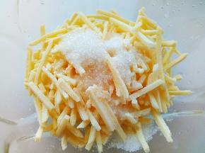 准备馅料。马苏里拉芝士和白糖混合，放入碗中。芝士可以剁碎一点儿，方便包馅。