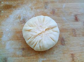 擀成16cm左右的面片，包入馅料，类似于包包子的手法。