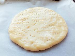 预热烤箱，180℃，10分钟，放入饼胚烤制18分钟，表面金黄即可出炉。各家烤箱不同，请根据自家烤箱脾气灵活调整。