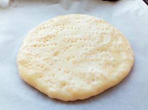 预热烤箱，180℃，10分钟，放入饼胚烤制18分钟，表面金黄即可出炉。各家烤箱不同，请根据自家烤箱脾气灵活调整。
