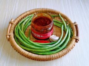 准备食材，豇豆去根去尖，再洗干净。