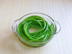 捞出过冰水，焯水时滴入油及盐，这样能够使绿色的蔬菜保持它原有的翠绿色。