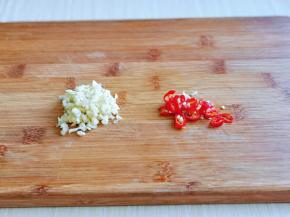 大蒜去皮切碎，辣椒洗干净切段。