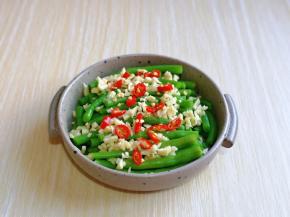 均匀撒在豇豆上面。