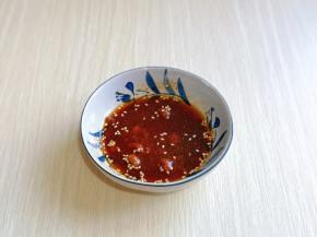 生抽，蚝油，辣酱，熟白芝麻，1小勺纯净水混合搅拌均匀。