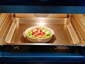 再把酱汁淋在豇豆上，入蒸箱蒸10分钟，断电焖1分钟取出。