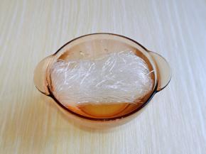 首先把粉丝泡发，着急用就用温水泡，不急用就用冷水。