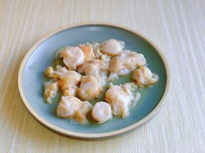 将扇贝肉取下来，放入盘中，加入料酒抓拌均匀。