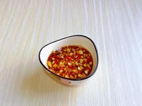 大蒜去皮切好，辣椒洗干净切段放入小碗中，加入柠檬酱油，再加入3-4小勺纯净水，搅拌均匀备用。