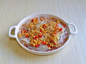 泡软的粉丝放入耐高温盘中，再淋调好的酱料。