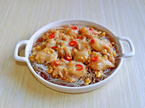 腌制好的扇贝肉摆放在粉丝上。