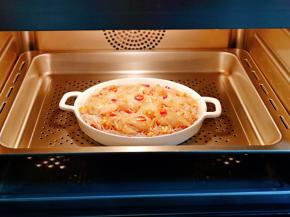 入蒸箱蒸8分钟，断电后焖1分钟打开取出。