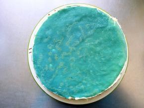 一张饼皮一层淡奶油，对齐边缘，最上面盖一张饼皮，密封冰箱冷藏