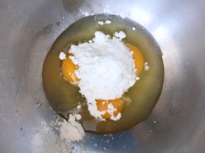 鸡蛋➕糖粉搅拌均匀