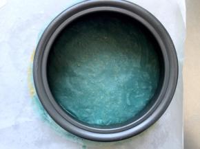 一张张烙好后，罗在一起，用刀在六寸戚风模具边缘切割，整理一下，去掉不整齐的边缘