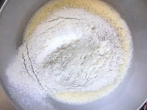 蝶豆花粉和低粉混合均匀后筛入牛奶蛋液中