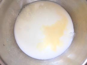 牛奶和香草精混合均匀备用