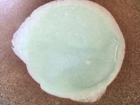 取适量面糊，在加热的不粘锅中迅速摊平