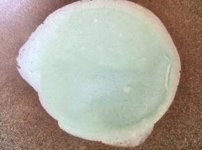 取适量面糊，在加热的不粘锅中迅速摊平