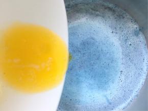 加入融化的黄油拌均匀