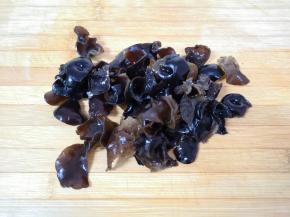 泡发的黑木耳洗干净撕成片。