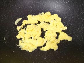 鸡蛋打散，炒锅内倒适量的食用油烧热，倒入蛋液炒熟，盛出备用。