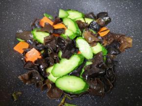 下入黄瓜片翻炒均匀。