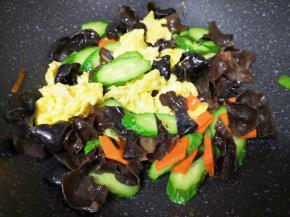 下入炒熟的鸡蛋翻炒均匀。