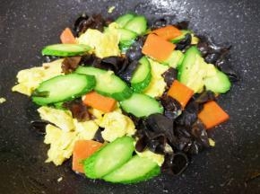 放鸡精翻炒均匀，关火出锅。