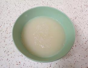 准备好中筋面粉，碗里放入发酵粉、泡打粉和糖，加入温水混合均匀。