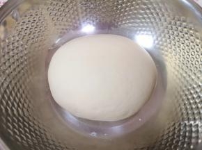 再揉成光滑的面团，盖上保鲜膜发酵至两倍大。