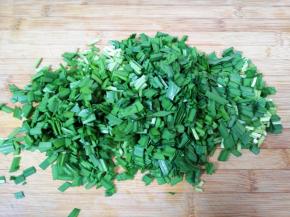 韭菜洗干净控一下水分切碎。